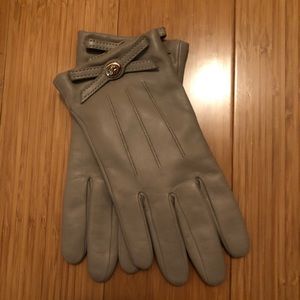 Coach Turnlock Bow Leather Gloves - Beige